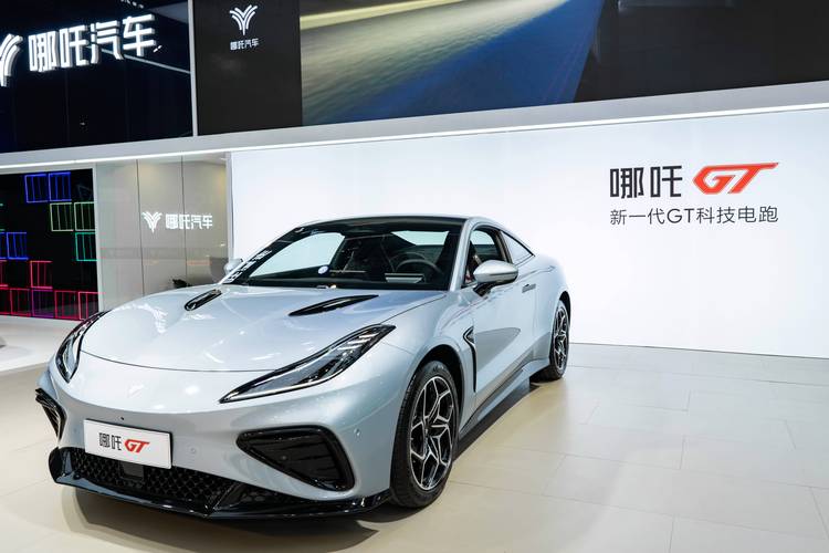 惠州306哪吒汽车在智能汽车领域的表现，领途汽车在新能源汽车市场中的影响力